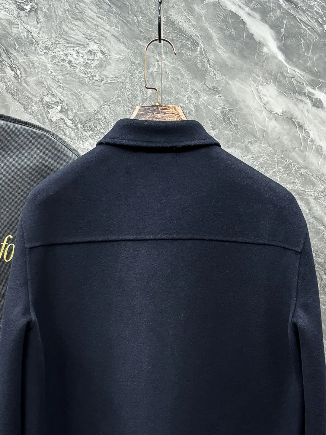 (Purely handmade) LP & Nuoyoupanya Premium men’s wardrobe must-have pure handmade cashmere wool coat. Each piece is sewn by hand. Seamless inside. Regarding style and design: If the long coat made of woolen material is too picky about "hardware" and "software", then this group of short coats is enough to accommodate. The streamlined small lapels and straight micro silhouette make the overall style minimalist and youthful at the same time. About the fabric and technology: It is made of 80 wool, 10% mulberry silk, 10% cashmere. The wool is specially processed by imported equipment from Italy, which makes the texture of the cloth quite excellent, with a fluffy and saturated velvet texture. The fabric is soft, delicate and high-end, and the garments have super wrinkle resistance. The entire jacket is hand-sewn by a master craftsman stitch by stitch, and is produced with great ingenuity. Dark stitches are used to outline the edges and three-dimensional contours, keeping the garment minimalist while showing the craftsmanship value. Every stitch and proportion is carefully arranged. Sizes: S-2XL